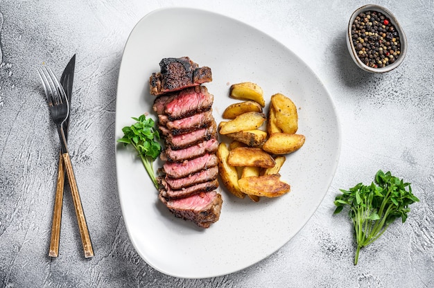 Tagliata di fesa alla griglia Bistecca di manzo con patate