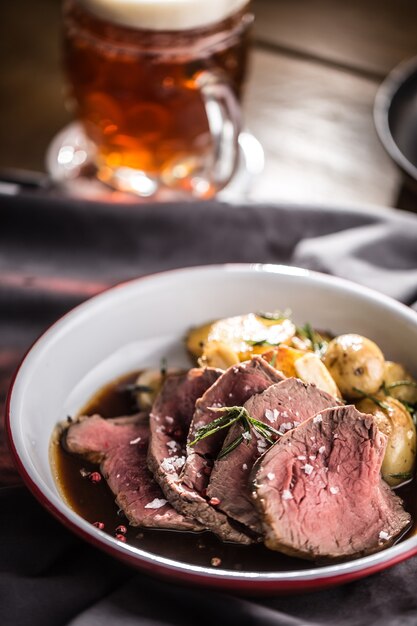 Tagliata di filetto di manzo bistecca arrosto patate rosmarino e birra alla spina.