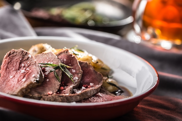 Tagliata di filetto di manzo bistecca arrosto patate rosmarino e birra alla spina.