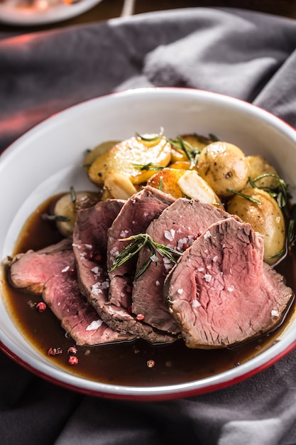 Tagliata di filetto di manzo bistecca arrosto patate rosmarino e birra alla spina.