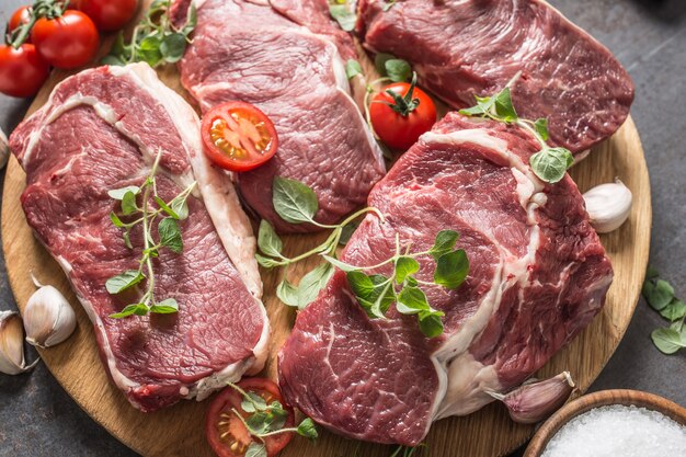 Tagliata di manzo con origano al rosmarino e pomodorini.