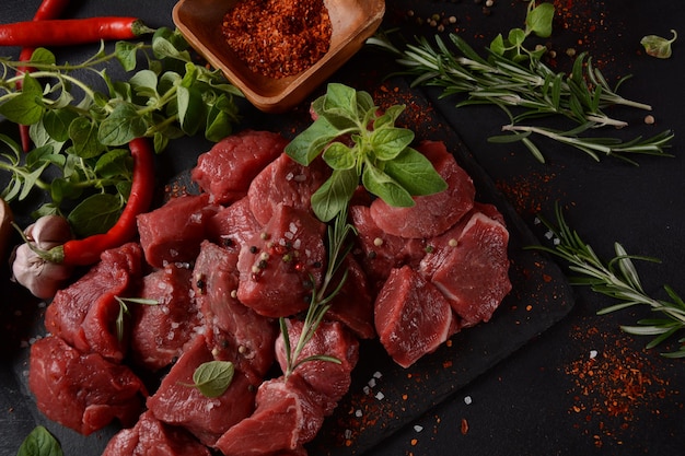 Tagliata di manzo crudo con ingredienti, erbe e spezie