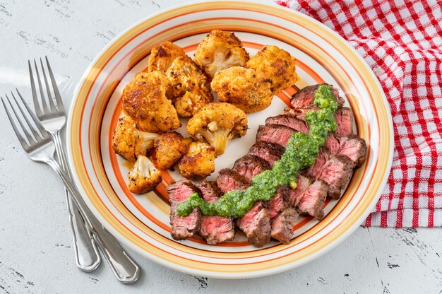 Tagliata di manzo guarnita con cimette di cavolfiore al forno