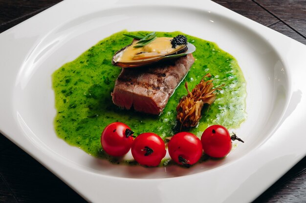 Tagliata di tonno alla griglia con verdure con pomodorini cozze e salsa