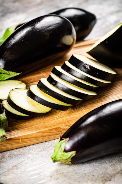 Tagliate a pezzi le melanzane mature su un tagliere di legno