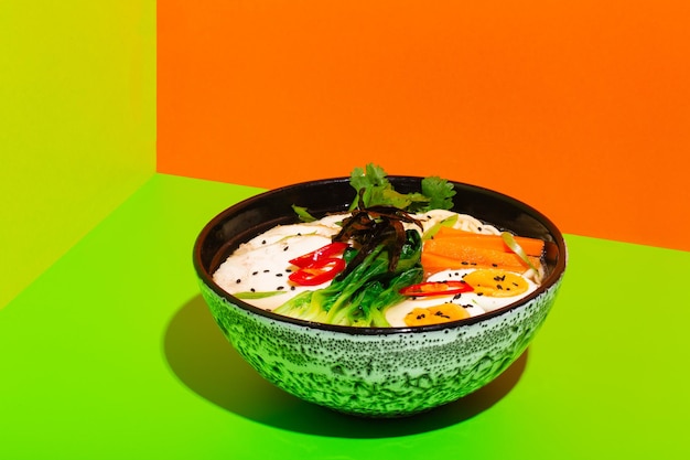 Tagliatella asiatica Ramen in brodo con funghi di carne di lingua di manzo e uovo in salamoia in una ciotola su...