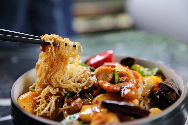 Tagliatella cinese con arachidi di pollo fritto