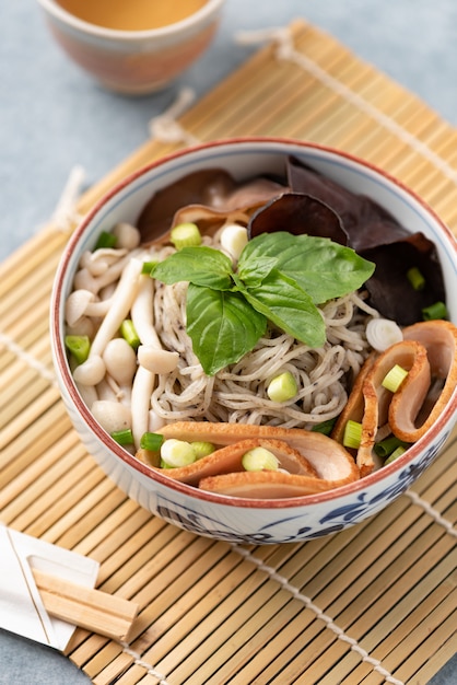 Tagliatella cinese con verdure funghi e bacchette