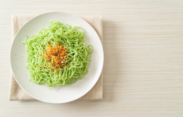 Tagliatella di giada verde con aglio sul piatto