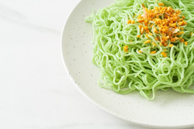 Tagliatella di giada verde con aglio sul piatto