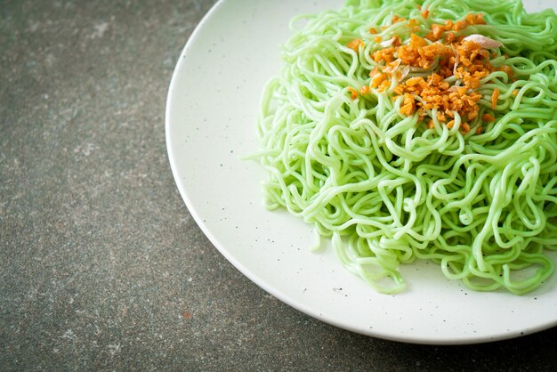 Tagliatella di giada verde con aglio sul piatto