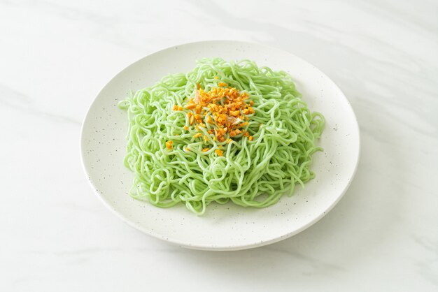 Tagliatella di giada verde con aglio sul piatto