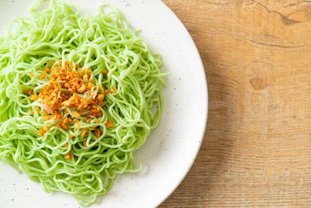 Tagliatella di giada verde con aglio sul piatto