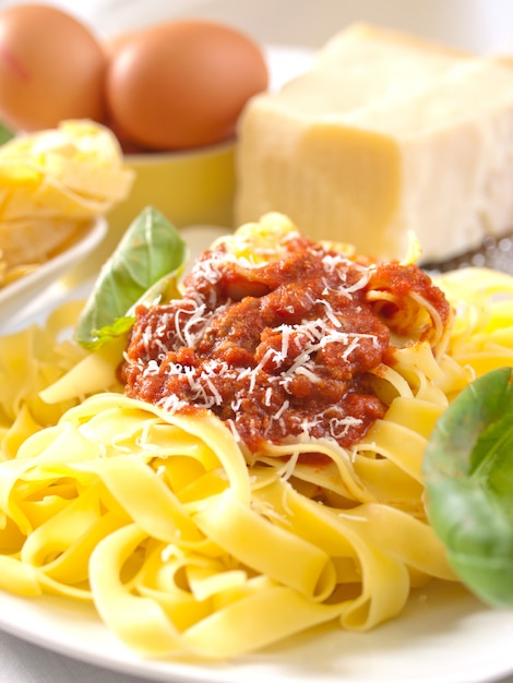 tagliatella di pasta italiana fatta in casa con ragù alla bolognese