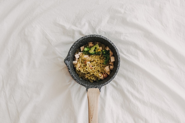 Tagliatella di pollo con broccoli servita in una caldaia