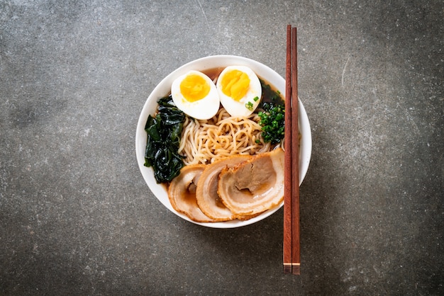 Tagliatella di ramen di Shoyu con carne di maiale e l'uovo