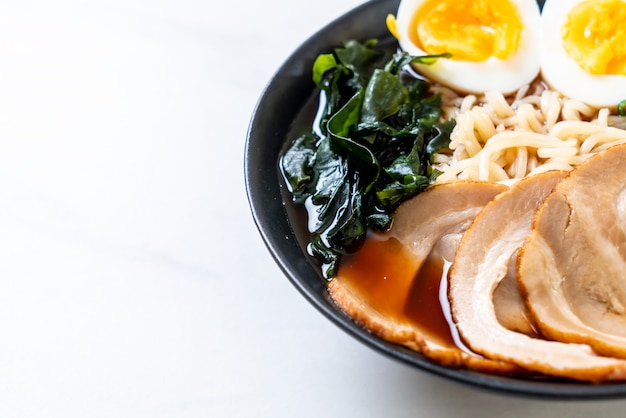 Tagliatella di ramen di Shoyu con carne di maiale e l'uovo