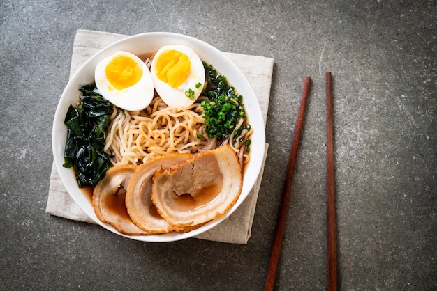 Tagliatella di ramen di Shoyu con carne di maiale e l'uovo