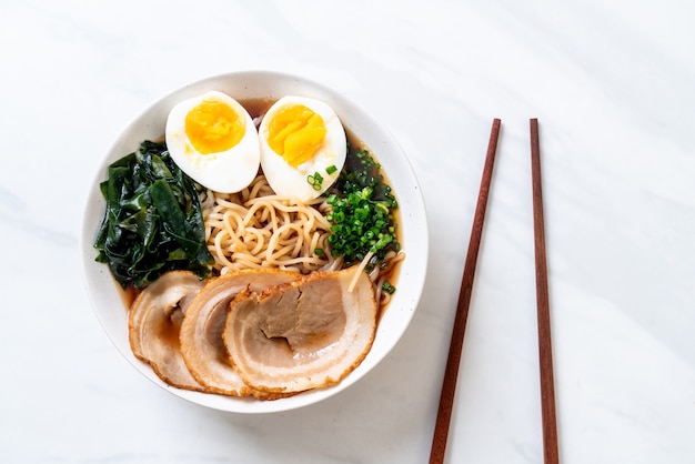 Tagliatella di ramen di Shoyu con carne di maiale e uovo