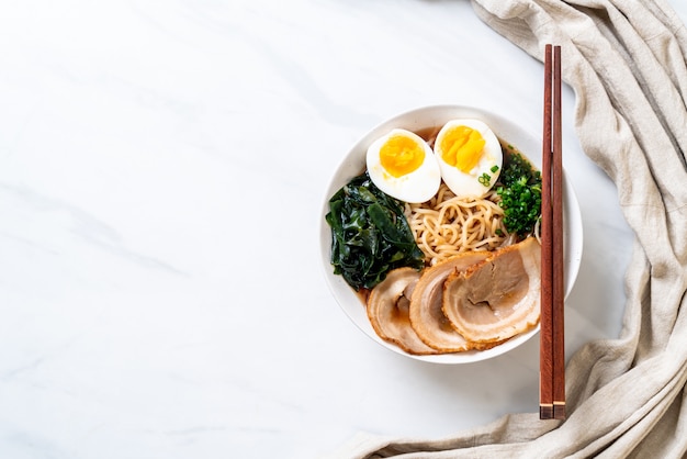 Tagliatella di ramen di Shoyu con carne di maiale e uovo