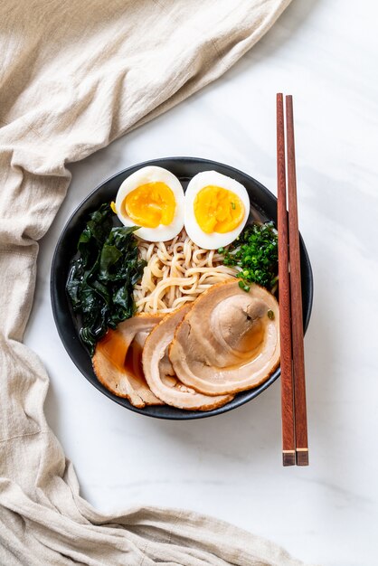 Tagliatella di ramen di Shoyu con carne di maiale e uovo