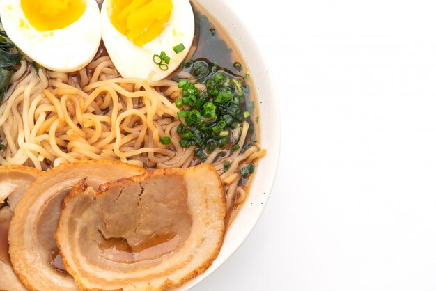 Tagliatella di ramen di Shoyu con carne di maiale e uovo