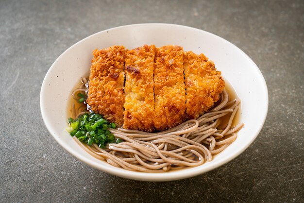 Tagliatella di ramen di Soba con cotoletta di maiale fritta giapponese (tonkatsu) - Stile di cibo asiatico