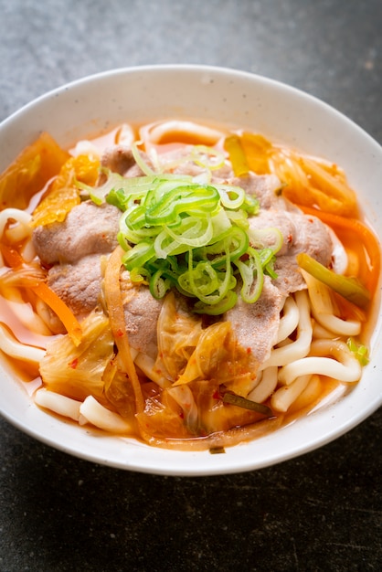 tagliatella di ramon udon con maiale e kimchi