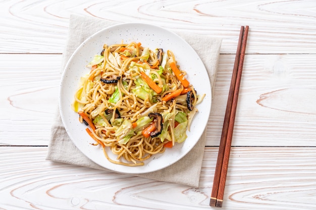 tagliatella di yakisoba in padella con verdure