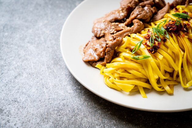 tagliatella in padella asiatica con carne di maiale