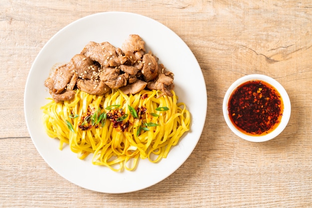 tagliatella in padella asiatica con carne di maiale