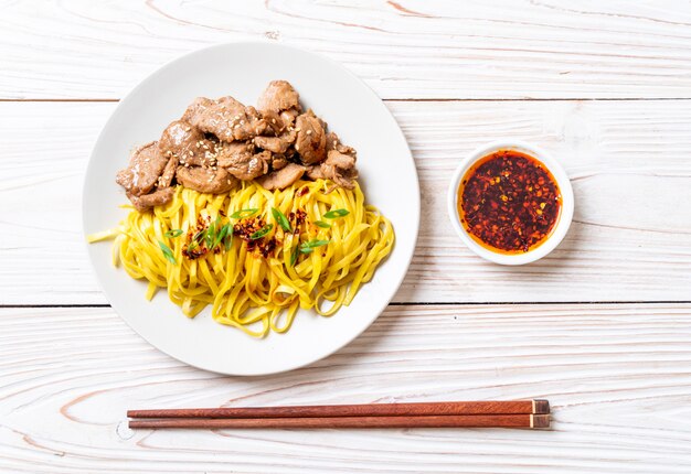 tagliatella in padella asiatica con carne di maiale