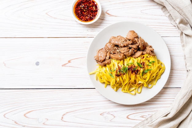 tagliatella in padella asiatica con carne di maiale