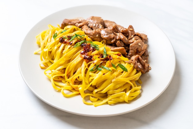 Tagliatella in padella asiatica con carne di maiale