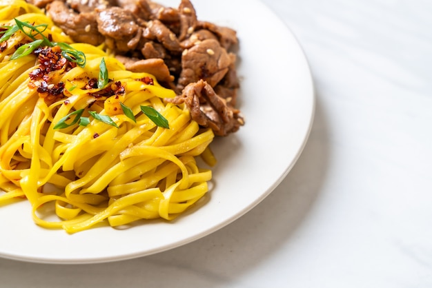 Tagliatella in padella asiatica con carne di maiale