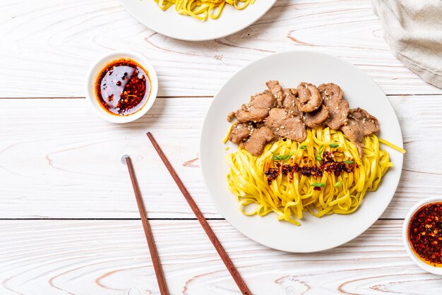 tagliatella in padella asiatica con carne di maiale