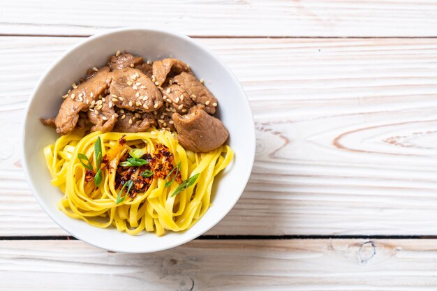 tagliatella in padella asiatica con carne di maiale