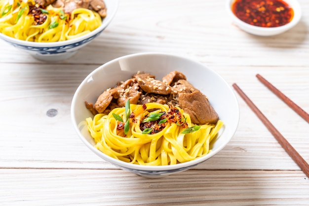 tagliatella in padella asiatica con carne di maiale