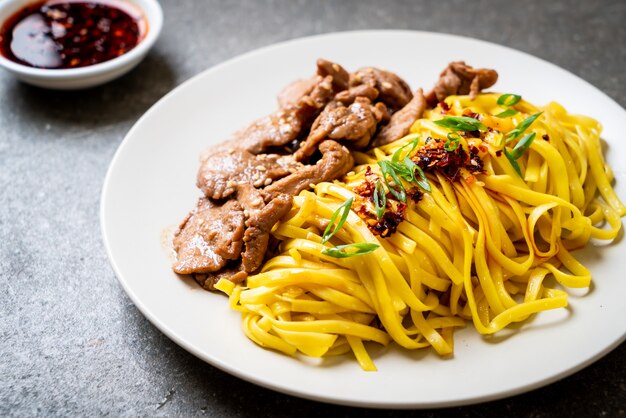 tagliatella in padella asiatica con carne di maiale