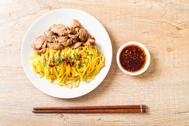 tagliatella in padella asiatica con carne di maiale