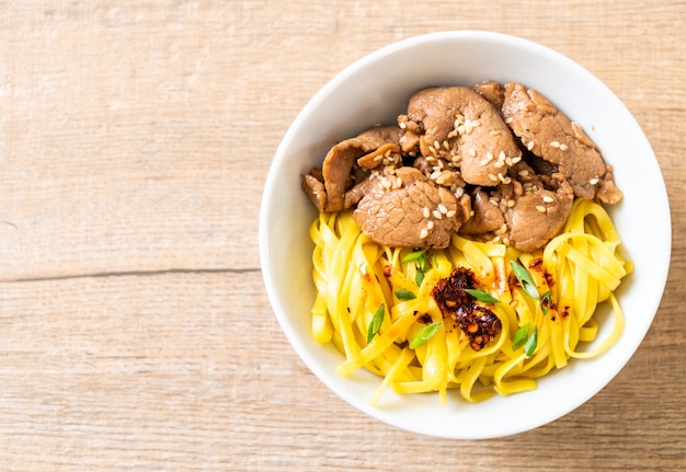 tagliatella in padella asiatica con carne di maiale