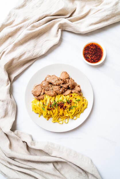 tagliatella in padella asiatica con carne di maiale