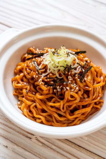 Tagliatella istantanea calda e piccante coreana con kimchi