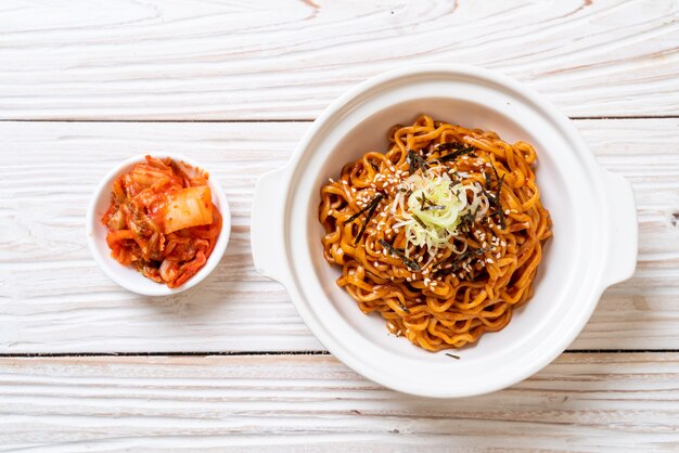 Tagliatella istantanea calda e piccante coreana con kimchi