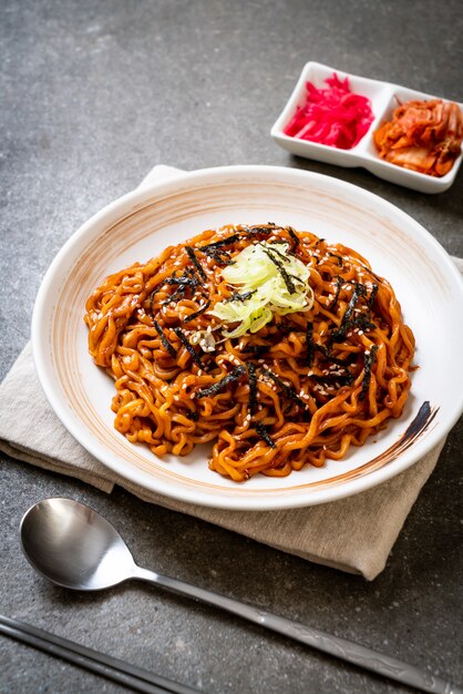 Tagliatella istantanea calda e piccante coreana con kimchi