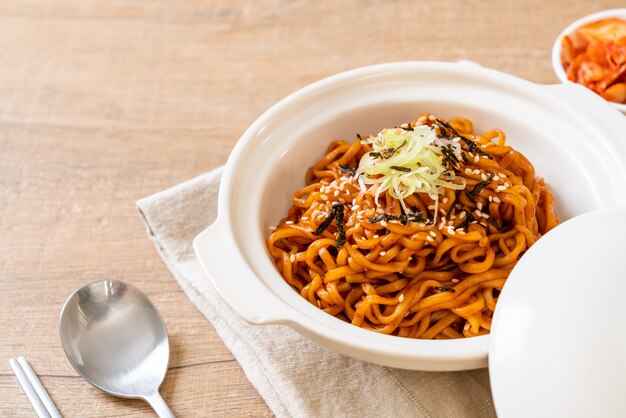 Tagliatella istantanea calda e piccante coreana con kimchi