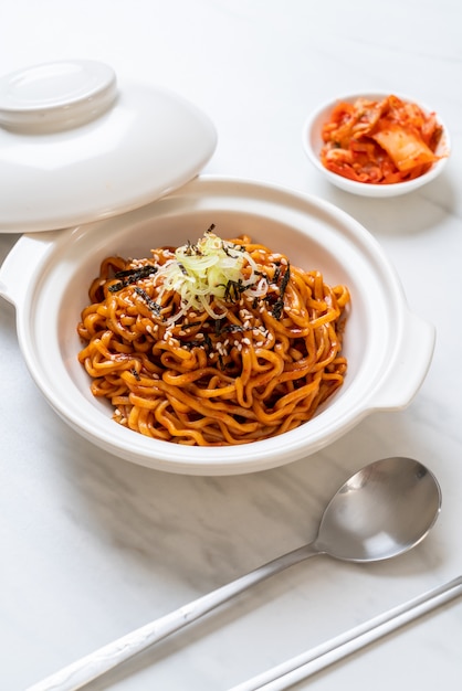 Tagliatella istantanea calda e piccante coreana con kimchi