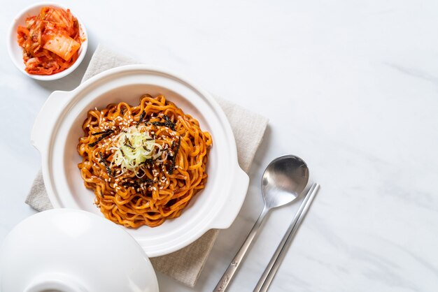 Tagliatella istantanea calda e piccante coreana con kimchi