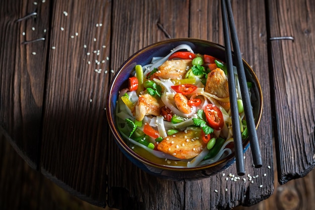 Tagliatella piccante con verdure di pollo e peperoncino