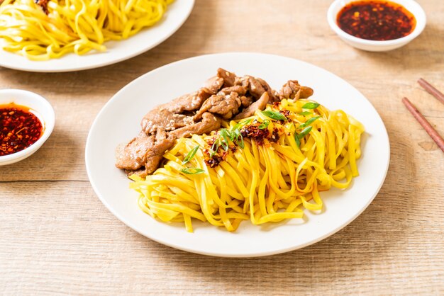 tagliatella saltata in padella asiatica con carne di maiale